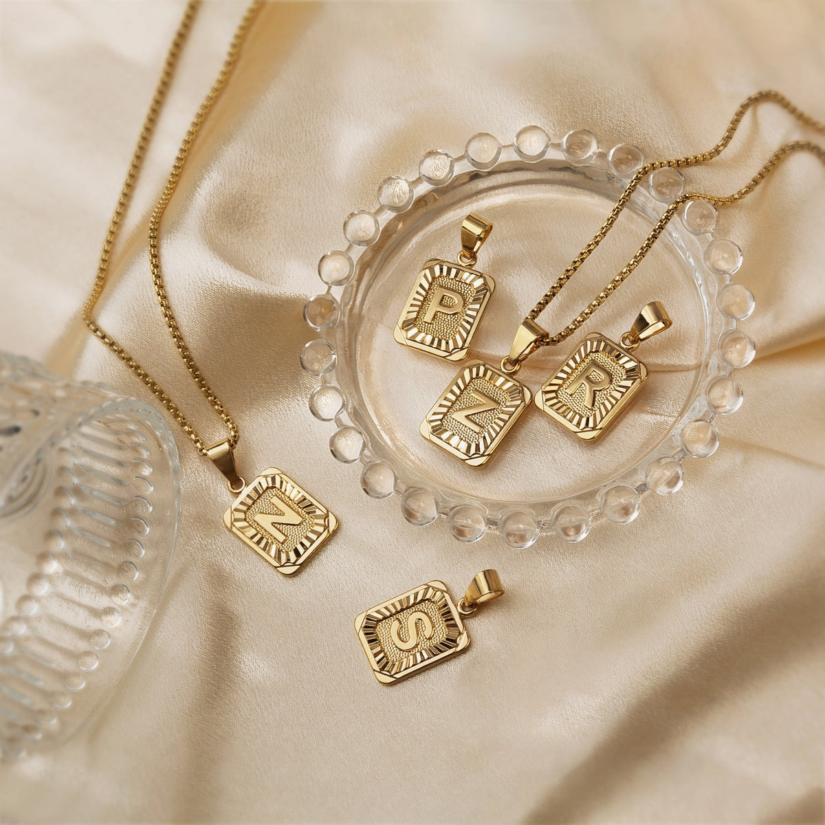Collier rectangulaire texturé avec initiale