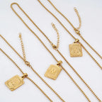 Collier rectangulaire texturé avec initiale
