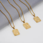 Collier rectangulaire texturé avec initiale