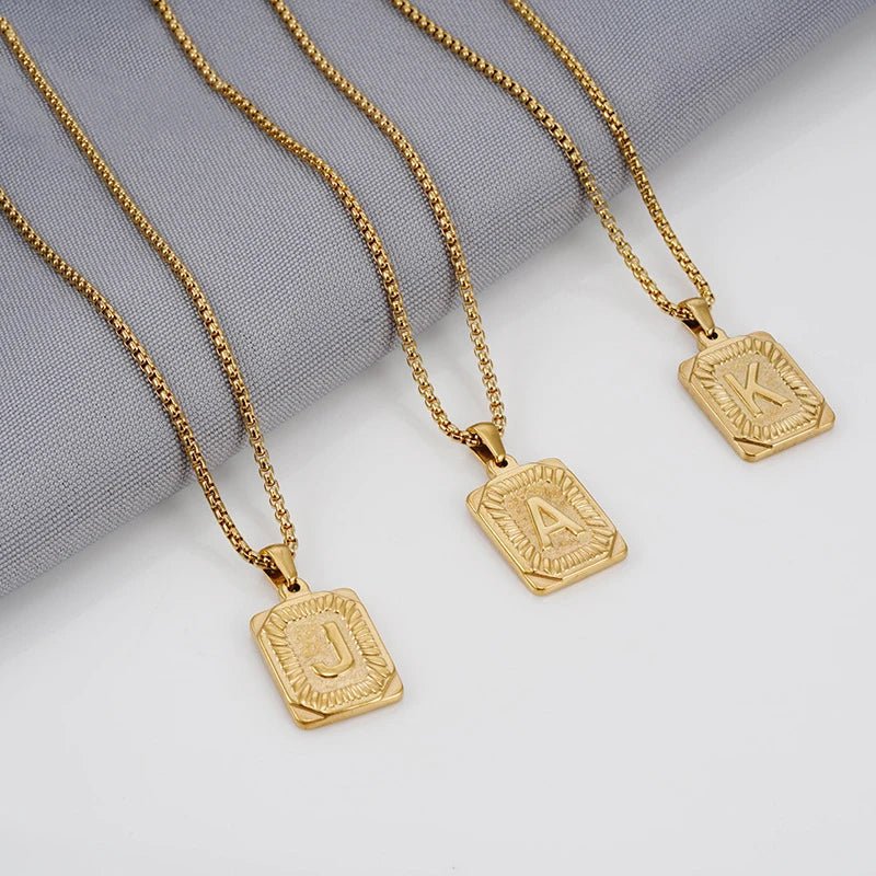 Collier rectangulaire texturé avec initiale