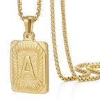 Collier rectangulaire texturé avec initiale