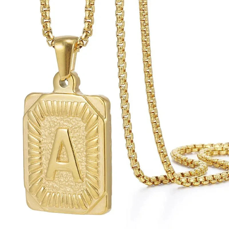 Collier rectangulaire texturé avec initiale