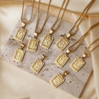 Collier rectangulaire texturé avec initiale
