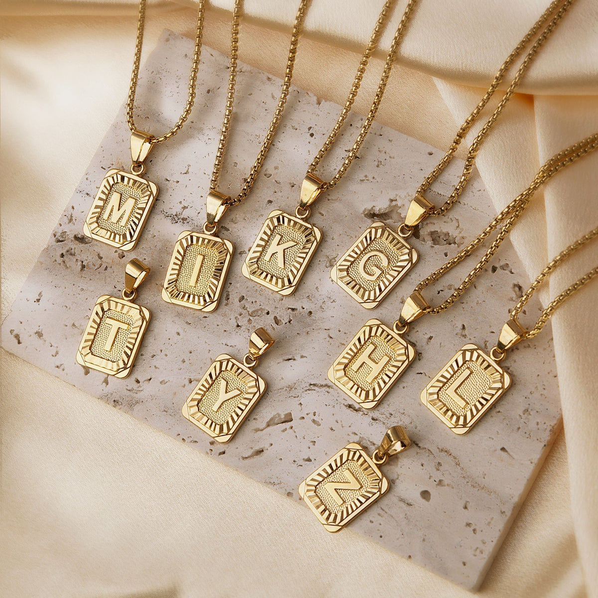 Collier rectangulaire texturé avec initiale