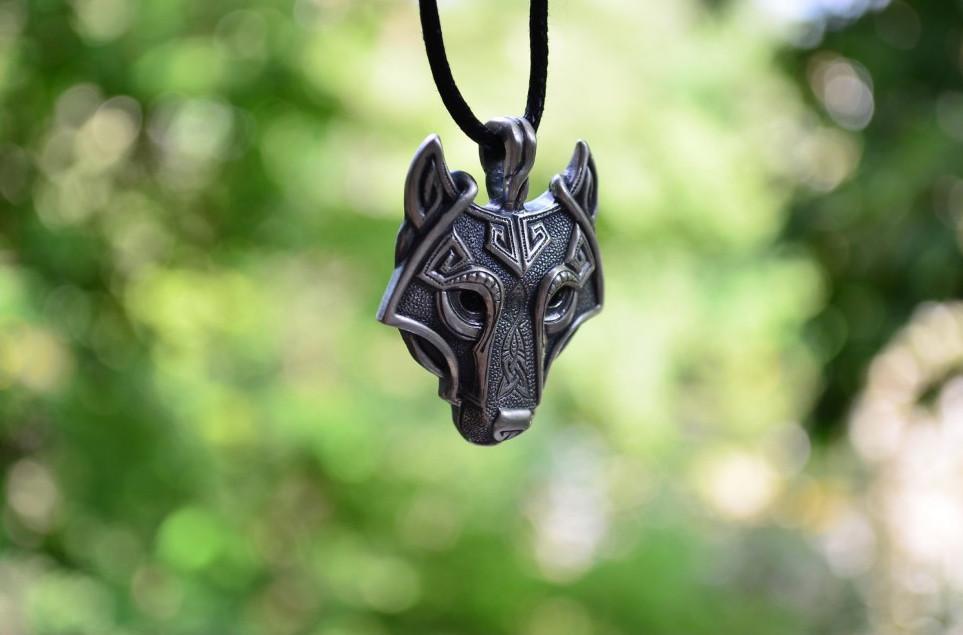 Collier tête de loup nordique